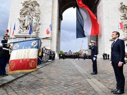 El nuevo presidente francés Emmanuel Macron junto a la tumba del soldado desconocido en el Arco del Triunfo de París (Francia).