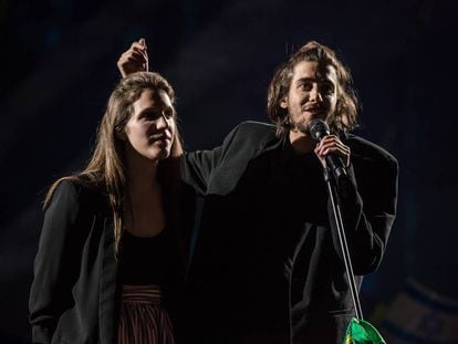 Salvador Sobral y su hermana Luísa, tras ganar el Festival de Eurovisión en Kiev en 2017.