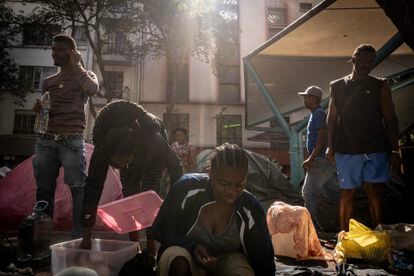 Cientos de migrantes haitianos, acampan en la Plaza Giordano Bruno de la colonia Juárez, en  Ciudad de México, el 20 de marzo de 2024.