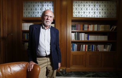 El físico estadounidense Barry Barish, antes de la entrevista.