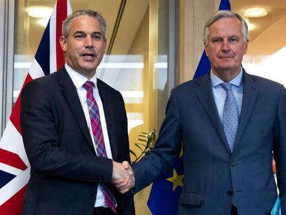 El secretario británico para el Brexit, Stephen Barclay (izquierda), estrecha la mano del negociador jefe de la UE, Michel Barnier, antes de reunirse hoy en Bruselas.