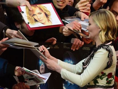 La actriz Kirsten Dunst firma aut&oacute;grafos ayer, en el Festival de Berl&iacute;n.