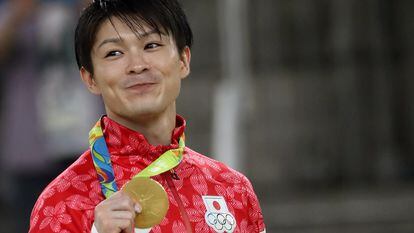 El gimnasta Kohei Uchimura celebra su oro olímpico en Rio 2016.