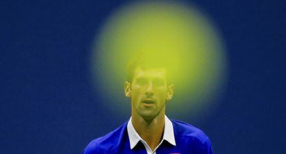 Djokovic observa la bola durante la final contra Federer.