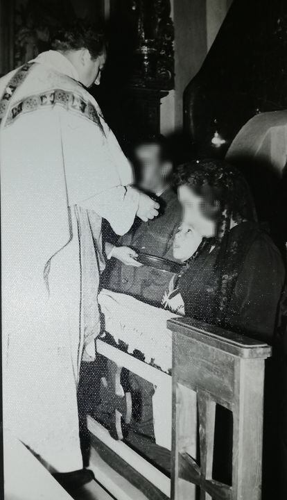 Vicente Cortés, cuando era un niño, tomando la comunión del cura al que acusa de abusos, Enrique Cogollos, en la iglesia de Santa Bárbara de Higueruelas (Valencia), en 1965.