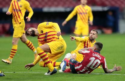 Lesión de Gerard Piqué en el Atlético-Barcelona, en el Wanda Metropolitano, en 2020.
