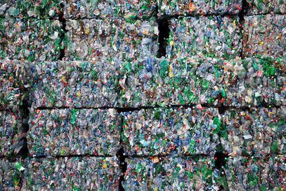 Envases de plástico en una planta de reciclaje en Bilten (Suiza).