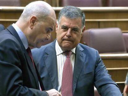 Manuel Chaves y Jos&eacute; Antonio Viera (centro) en el Congreso de los Diputados en abril de 2014.