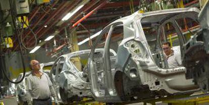 Dos operarios en la fábrica de General Motors España en Figueruelas (Zaragoza).