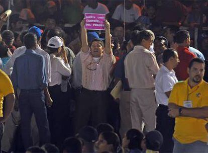 Un opositor muestra un cartel de protesta contra la toma de posesión del nuevo alcalde de Managua, Alexis Argüello