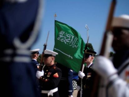 Una bandera saudí ondea sobre soldados estadoundienses, en una imagen de archivo.