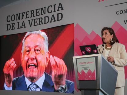 Xóchitl Gálvez habla sobre Andrés Manuel López Obrador, durante una de sus "Conferencias de la verdad", en Ciudad de México, el pasado 30 de enero.