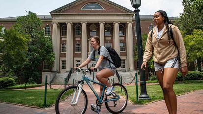 Estudiantes en el campus de Chapel Hill de la Universidad de Carolina del Norte, este jueves.