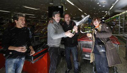 Unos vecinos celebran, en Terrassa, el segundo premio.