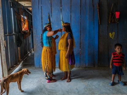 Mujeres Makaguaje se preparan para una ceremonia de danza, en el resguardo 'La Teófila', el 23 de julio de 2023.