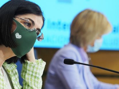 La ministra de Sanidad, Carolina Darias (en primer término),  en la rueda de prensa tras el Consejo Interterritorial del Sistema Nacional de Salud, este miércoles.