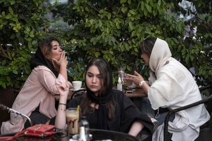 Mujeres iraníes en un café del barrio de Ekbatan, al oeste de Teherán, el pasado viernes.