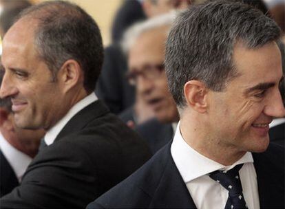 Francisco Camps, presidente de la Generalitat, y Ricardo Costa, secretario general del PP, ayer, en el patio de las Cortes.