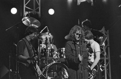 R.E.M. tocando en el Hollywood Palace de Los Ángeles en 1984.