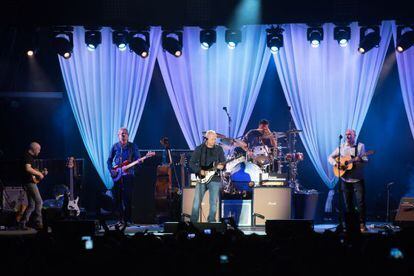 Mark Knopfler actuando anoche en el Poble Espanyol.