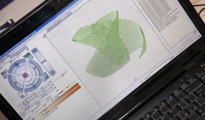 La impresora sobrepone capas de pasta siguiendo el diseño enviado por un ordenador.