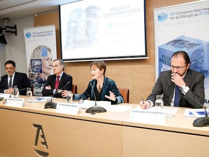 De izquierda a derecha: Jordi Albareda, decano de Lleida; José María Alonso, decano de Madrid; Victoria Ortega, presidenta del CGAE; y Javier Garicano, decano de Valladolid. 