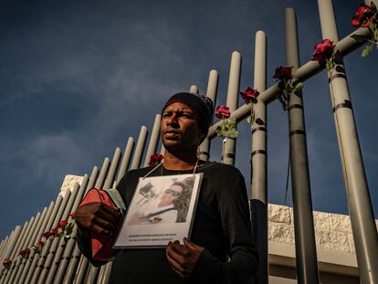 Venezuelan Wenceslao Gutierrez holds the photograph of his friend Rannier Edilber Requena Infante, who lost his life during the fire at the National Migration Institute last Monday, March 31, 2023