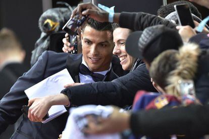 El jugador del Reial Madrid nominat a millor jugador del 2015, Cristiano Ronaldo, es fotografia amb uns fans a l'arribada a la cerimònia de lliurament dels premis Pilota d'Or 2015 que se celebra al Kongresshaus de Zuric, Suïssa.