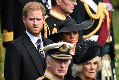 Meghan Markle, duquesa de Sussex, lloraba mientras asistía junto al príncipe Enrique, la reina Camilla y el rey Carlos al funeral de Estado y al entierro de la reina Isabel, el lunes.