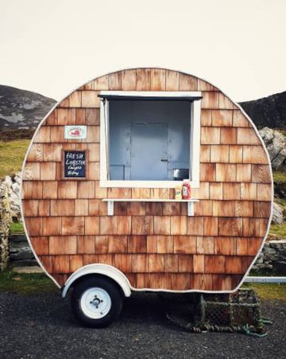 Un puesto de bocadillos de langosta a los pies de los acantilados de Sliabh Liag.