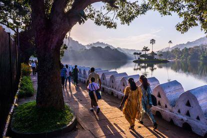 Kandy es la capital cultural de la isla y el hogar del templo del Diente de Buda, que como se puede suponer, conserva dicha reliquia en su interior. Para los cingaleses es el lugar más sagrado de la isla y para los turistas un destino bastante agradable, gracias a su casco antiguo, el lago central, varios museos y preciosos jardines botánicos en las afueras. Quien busque la bendición de los dioses puede visitar templos tan antiguos como interesantes. La ciudad es conocida por la famosa Kandy Esala Perahera: más de 10 días de celebraciones que desembocan, con luna llena, en la playa de Nikini, a finales del mes de Esala (julio/agosto).