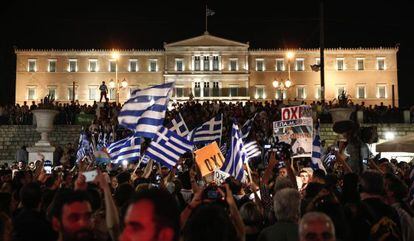 Partidarios del 'no' celebran en Atenas la victoria en el referéndum.