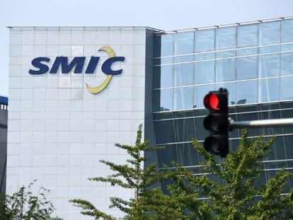 Logo de SMIC en la sede de la compañía china, en Shanghai.