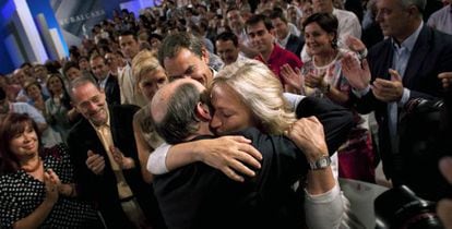 Alfredo Pérez Rubalcaba abraza a su esposa, Pilar Goya.