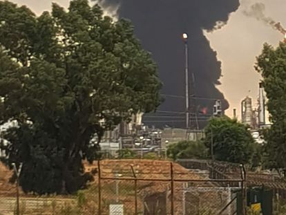 Imagen del incendio en el depósito de gasóil del complejo petroquímico de Puertollano.