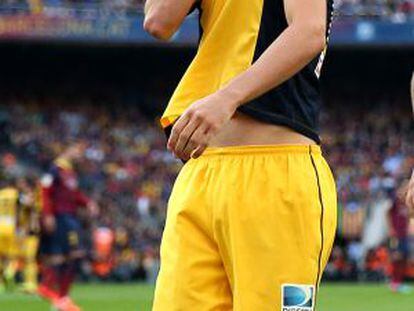 Godín besa la camiseta tras marcar el gol ante el Barcelona en el Camp Nou.