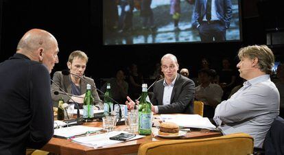 De izquierda a derecha, Rem Koolhaas, Luuk van Middelaar (colaborador del expresidente del Consejo Europeo H. A. Van Rompuy), el político holandés Diederik Samson y el organizador del Foro, Yoeri Albrecht.