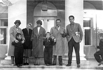 Jorge Semprún, a la derecha, y Santiago Carrillo, junto a sus familias en 1960 en la costa del Mar Negro.