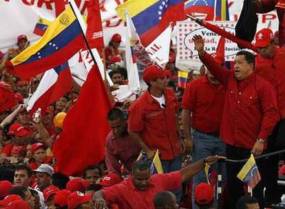 El presidente venezolano Hugo Chávez saluda a sus seguidores durante la marcha que ha apoyado su decisión de cerrar el canal RCTV