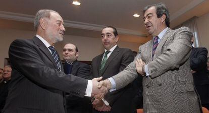 Cascos (derecha) y Lorenzo se saludan al inicio del acto de toma de posesi&oacute;n.