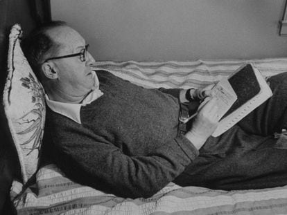 Vladimir Nabokov escribe en un cuaderno en su cama en 1958.