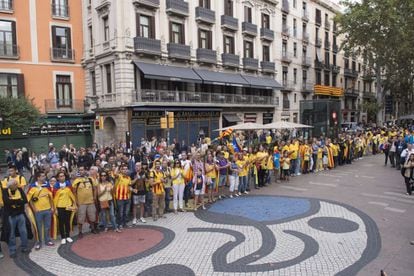 La Via Catalana al seu pas per la Rambla de Barcelona en la Diada del 2013.