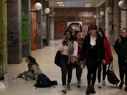 Un grupo de alumnas recorre, ayer en la facultad de Ciencias Políticas de la Universidad Complutense.