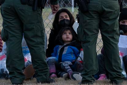 Central American families surrender to border patrol elements seeking humanitarian asylum in La Joya, Texas.