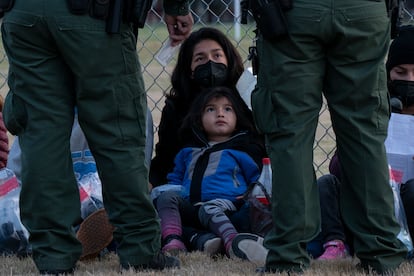 Familias centroamericanas se entregan a elementos de la patrulla fronteriza en busca de asilo humanitario en La Joya, Texas.