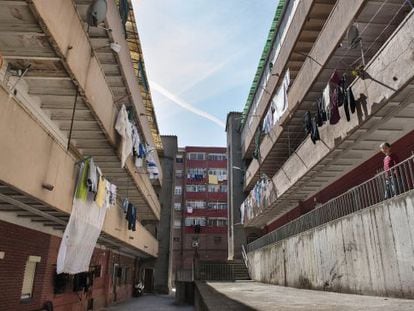 El bloque de Trinitat Nova construido con cemento aluminoso