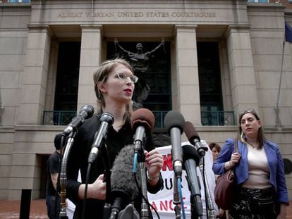 Chelsea Manning atiende a la prensa a la salida de un juzgado de Virginia. En vídeo, tráiler del documental 'Chelsea XY'.