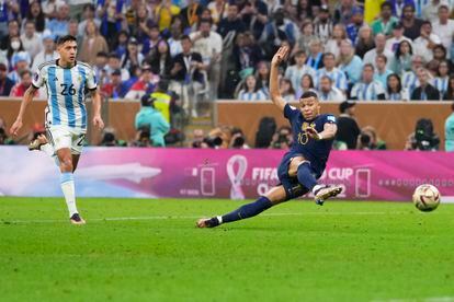 Kylian Mbappé marca el segundo gol de Francia en la final frente a Argentina. 