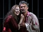 Sondra Radvanovsky y el tenor Jonas Kaufamann interpretando 'Tosca', de Giacomo Puccini, en el Teatro Real, durante una función en la que ambos han ofrecido un bis.