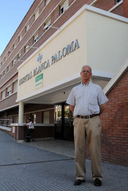 José Ramón Páez, hace dos semanas ante el hospital onubense.